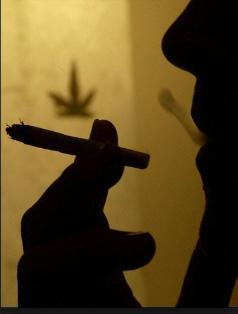 Muchos hablan de amor pero pocos saben lo que es.La poesia me pierde mientras fumo del verde