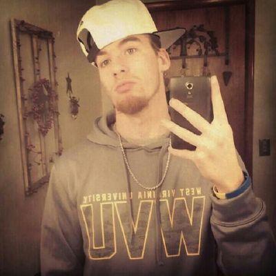 (LL2TM) I'm Italian, 20, Single, Athletic.. Love to play sports like Basketball, Football, and Baseball.. I also love to Hunt, Workout, and chill with my buds..