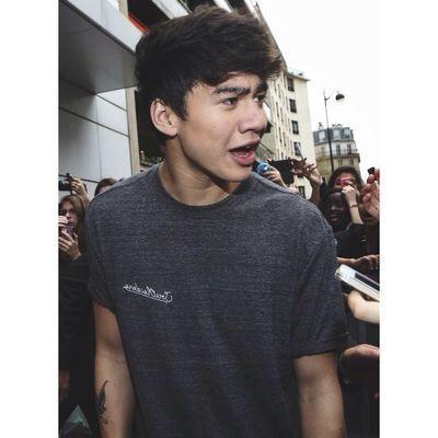 please go follow @ayefiveseconds and @ayecalumthomas ilysm babe (︶｡︶✽)