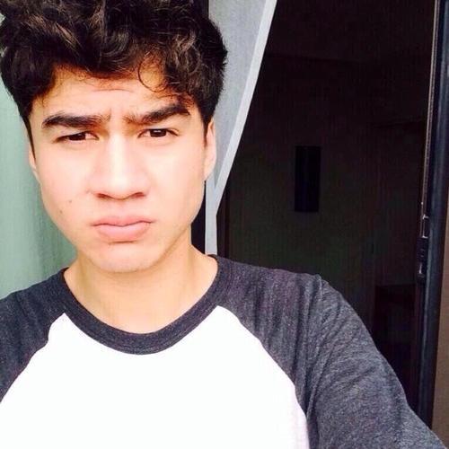 um hey i give you a free follow so can you like follow @fabushit im trying to reach my goal and if you do follow ily x