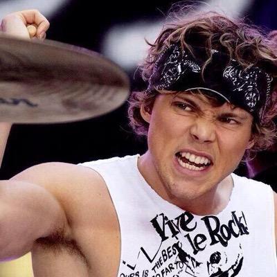 ariateama's profile picture. se eu te segui é pq vc é linda, diva, rainha da perfeiçao e tudo de bom. mande os haters pegarem raig uei tchu reu i irem para o inferno