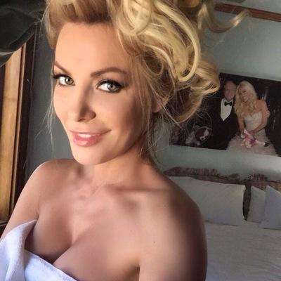 A page for anyone who loves @crystalhefner and @hughhefner ❤ I am not Crystal I am just a fan, her official twitter is @crystalhefner x