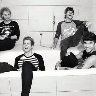 Daily Updates on all the 5SOS jam! |Turn our notifs on | Hope you enjoy our updates| WE HAVE 4/4 5SOS SNAPCHATS!! CO OWNERS APP! http://t.co/1uydE53Tp0