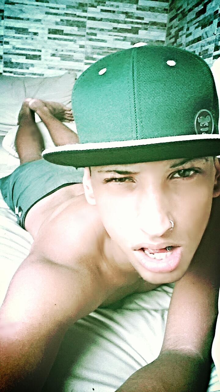 Rihanna i love you follow me please, I'm navy for 7 years love your work you are my woman diva love you too my dream is to meet you there as it would be too ♥