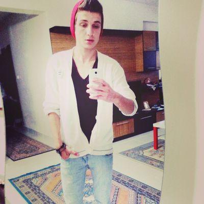 Kendi çapında yazar. / Boktan da olsa bir şair. / Ölü Müzisyen.