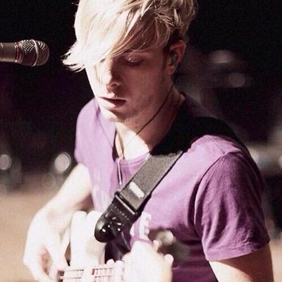 @ me your favourite pics of riker ♡