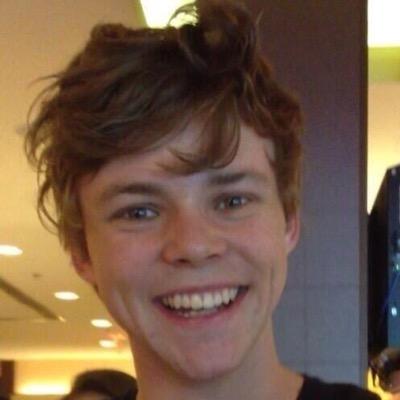 Follow @lukeisuhpenguin 'cause she gave you this free follow ☺ RT THE LINK BELOW PLEASE it would mean so much to me
