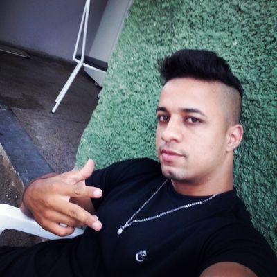 Amo futebol, pizza e praia. Não necessariamente nesta ordem. Pai e professor.
