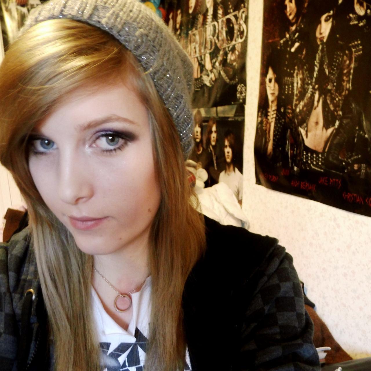 Scene kid, i love bands. This is my new twitter :)