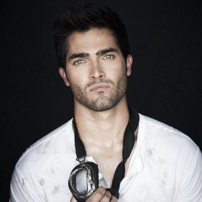 Derek Hale, licantropo, alfa.
Morderò qualcuno di voi per formare il mio branco XD.