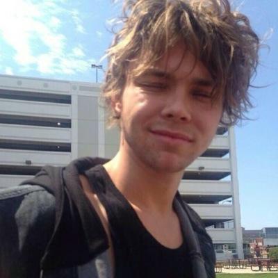 dm me the things you like the most about ashton fletcher irwin and i'll tweet it
