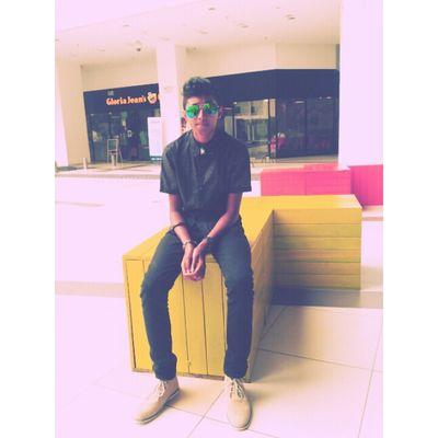 I Am A One Man ARMY 
In My Life 
And I Like To Make New Friends 
#Riyshen 
#Age16
#FromPuchong
Stylo ;)