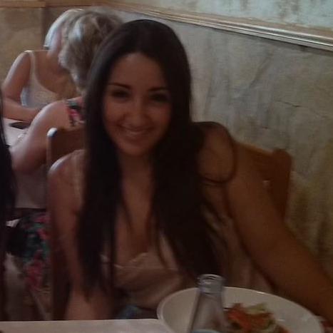 23. Graduada en Derecho.