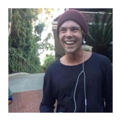 follow me @watermelxshton if you want but it would help me reach my goal :) i follow back if you askkk :)