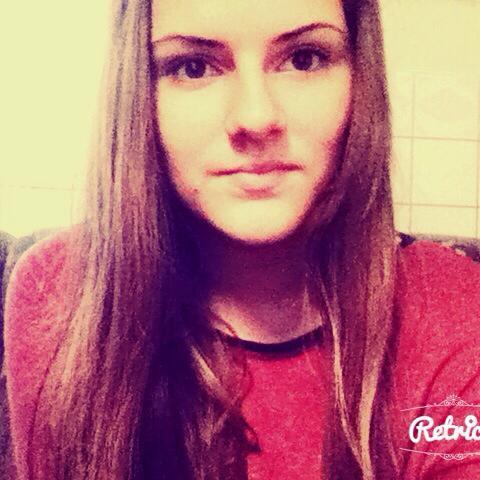 Helloo ♥ Follow me please and i'll follow u back!!! ♥