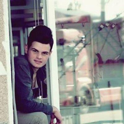 fikrisezair923's profile picture. 