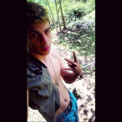 Sou colorado tchê, tenho 20 anos, amo funk,reggae,eletrônica,sertanejo e Rap ❤eu  amo dançar free step