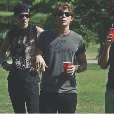 DONT FOLLOW THIS ACC!! follow @bertha5SOS bc i gave you 2 free follows✖️