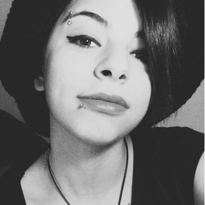 nandhu232's profile picture. İnsan olmak rezil bir şeydi; öyle çok şey vardı ki olup biten.