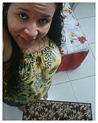 Bahiana - taurina - 21 anos - solteira - Amo filmes - Fã da Demi Lovato , Rihanna e outros...
