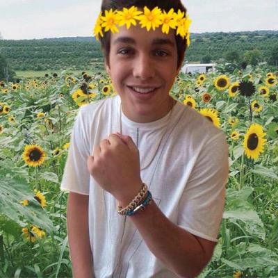 i write poetry and pick flowers http://t.co/ghYu0DO6Es…