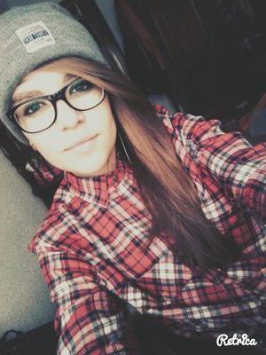 paulaacosr's profile picture. En el mundo hay una línea divisoria, yo ya elegí mi lado y esta es mi historia.
 Dicen los héroes:si el juego se hace duro vale la pena jugarlo.