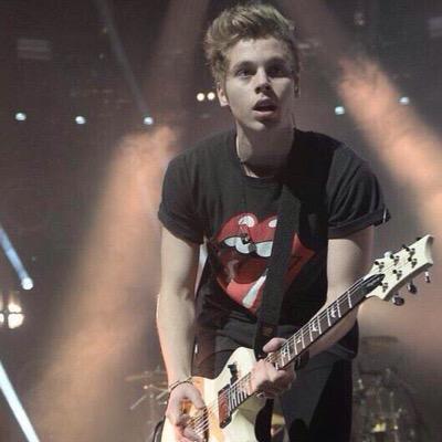 dont follow me, follow @hoodirwinn they follow back