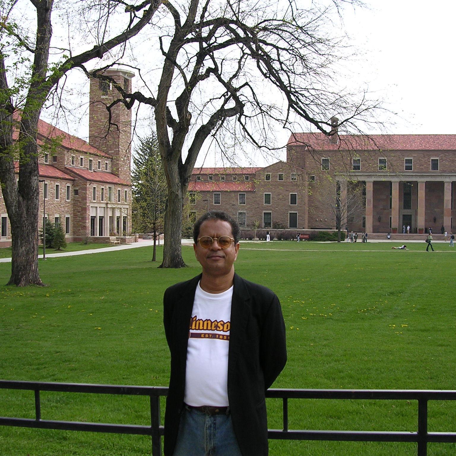 Sociólogo, profesor universitario y coordinador académico. Apasionado con la educación y el conocimiento.