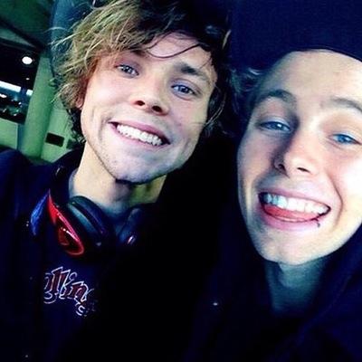 Roses are red violets are blue i like 5sos way more than i like you