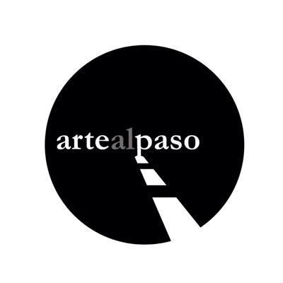 Acercar y difundir arte, mediante la trasformación de vitrinas en Galerias de Arte itinerantes de pequeño formato. Contactanos en arteslpaso.scl@gmail.com
