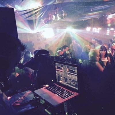 Constructor de Fiestas, experto en que TÚ te lo pases bien, amante de los Gintonics que te sirvo y de las sesiones de música que bailas en mi pista.