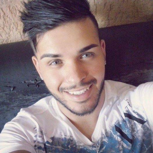 Sorria bonito e deixe os outros quererem descobrir qual é o segredo que faz você rir.