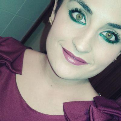 Betica de 23 añitos. Educadora infantil. Adoro la buena música y bailar :) Amante del carnaval y de sus coplas!