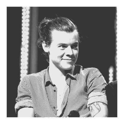 •Sono un grande falso, mentre fingo l'allegria.•