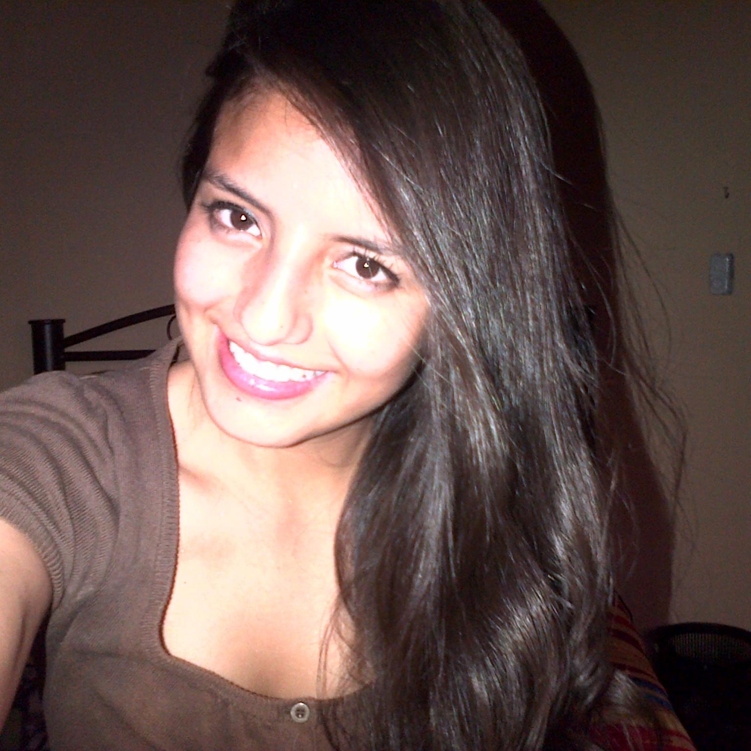 Estudiante de medicina, guapa con bata blanca, ojeras y olor a café.
