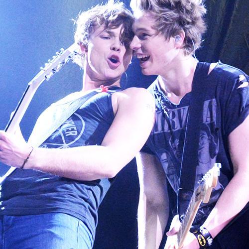 Santiago|música|in lov♡|AP♥. LARRY IS FUCKING REAL.
