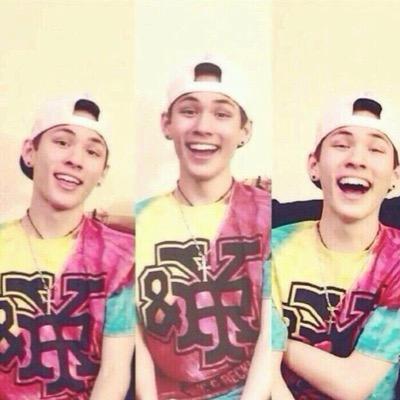 follow @tweakingcarter plz shes cool