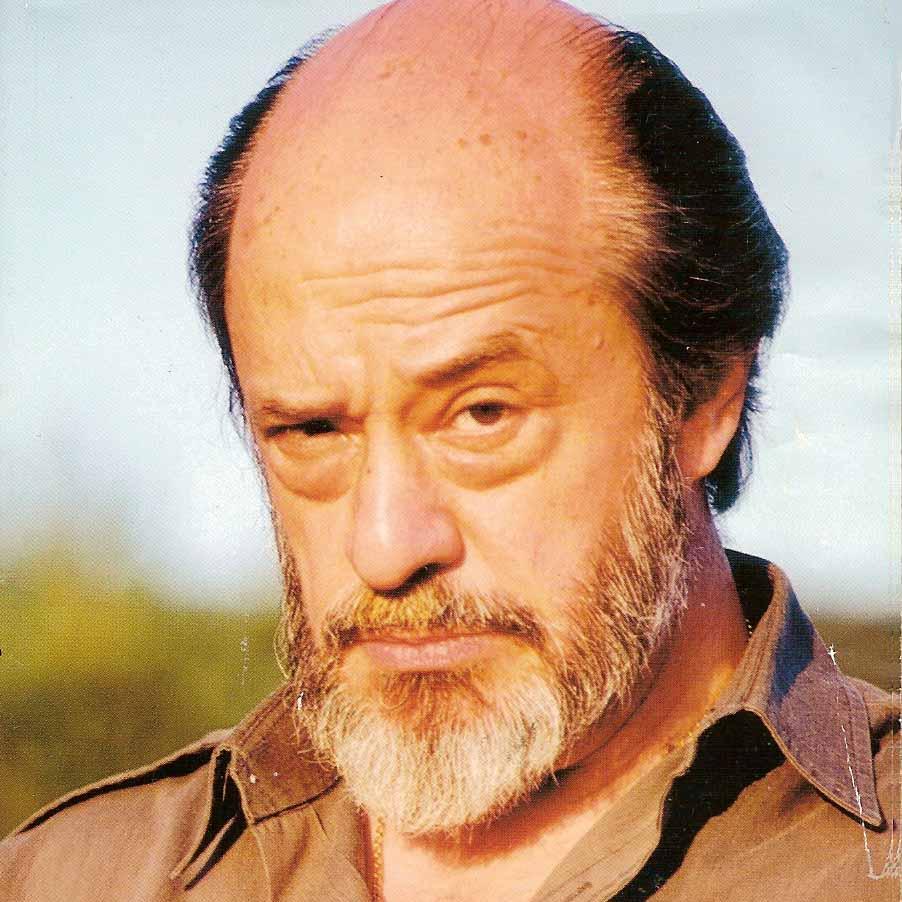 Maestro de maestros de lo paranormal. Solía viajar por el mundo en busca del misterio. El Tuisterio no me da de comer. PARODIA INMORTAL.