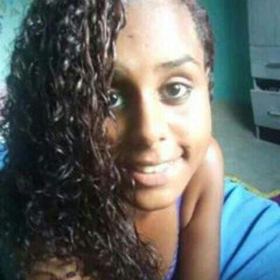morena,  cabelos vermelho escuro e cacheados ,, baixinha rs!!