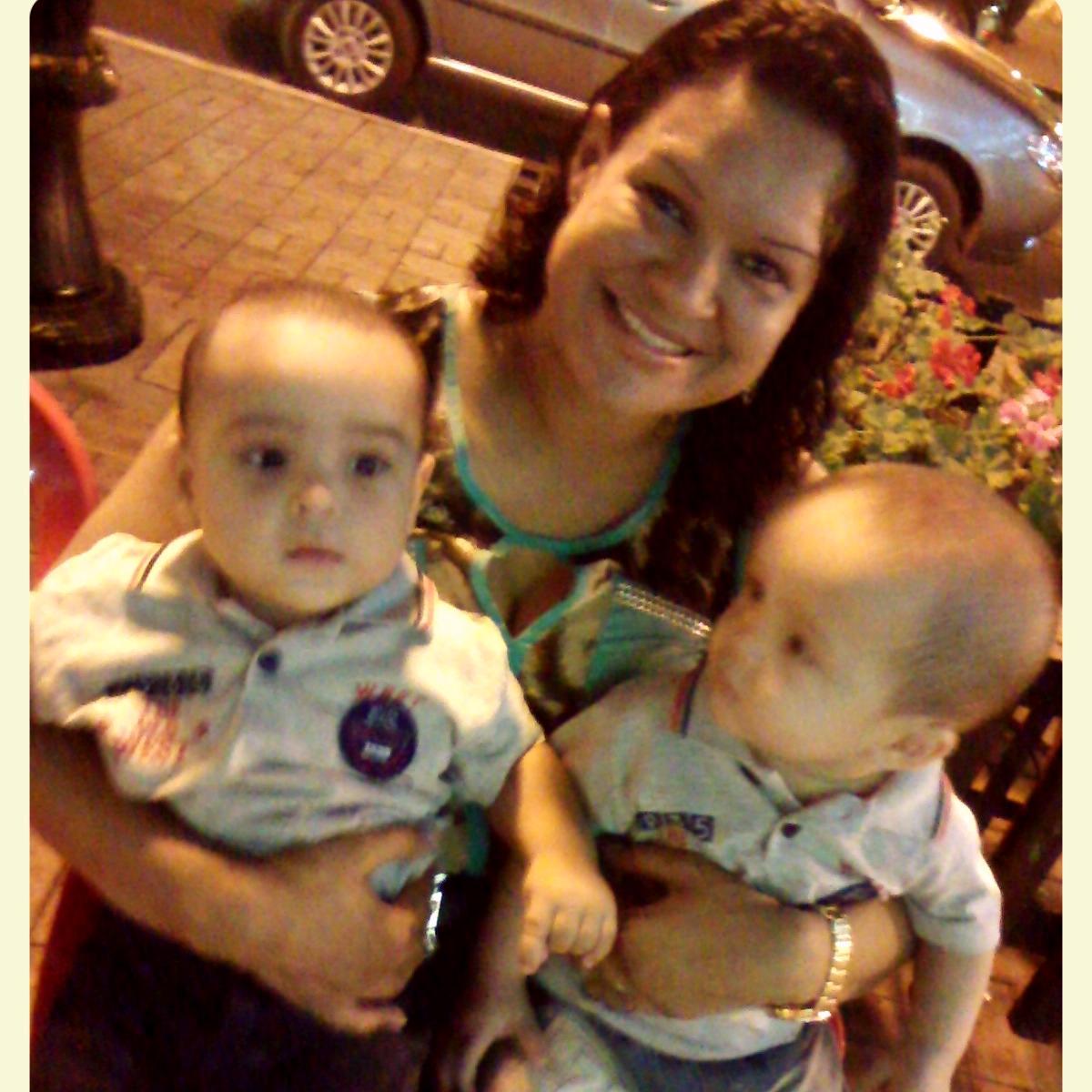 Serva do Senhor, pastora, compositora e empresária. Casada com o Pastor Sidney Farago.