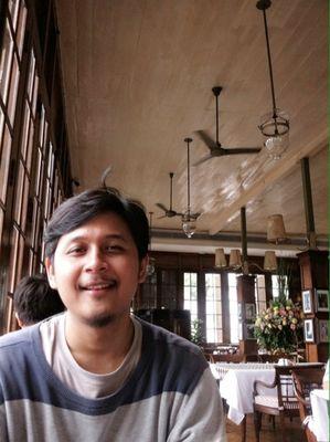 Masih jadi juru tulis. Anak dua. Istri (masih) satu.