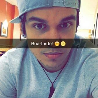 Você completa meu sorriso, Você completa meu ser de viver, se um dia pelo menos tirar uma Selfie com você agradeceria muito @gustastockler ;')