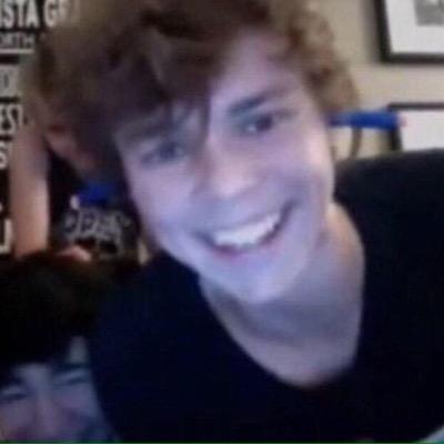 hi cutie go follow @PlXlE89 love u $$