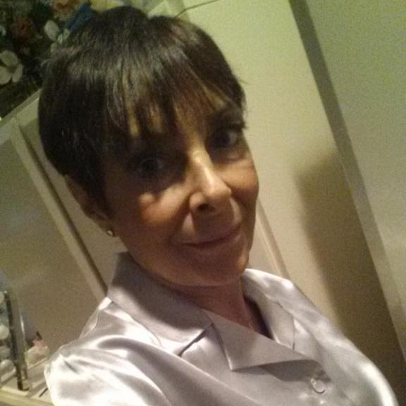 I'm a retired hairdresser...Love casinos, vacations and concerts. I am a Pitbull, Enrique fan.