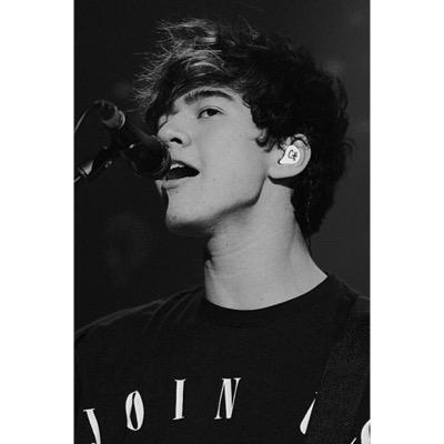 follow @niallskumquat @ashtonskumquat @sosspaghetti @ashtunnel