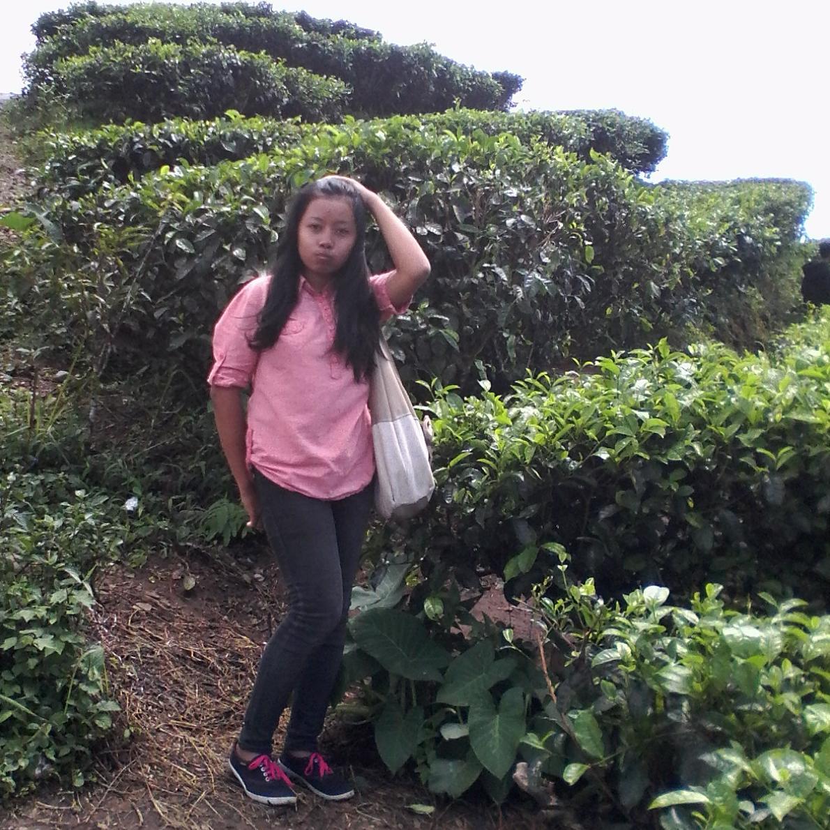 Dwi Anisa siswi SMK N 1 GODEAN...
Lahir 19 juni 1998..
