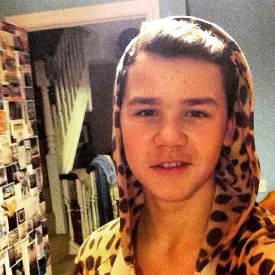 U look lost, maybe u should follow me;) Im 13 from wales:) Tottenham forever, love cod ghosts AW, skate 3, gta and grand tourismo.