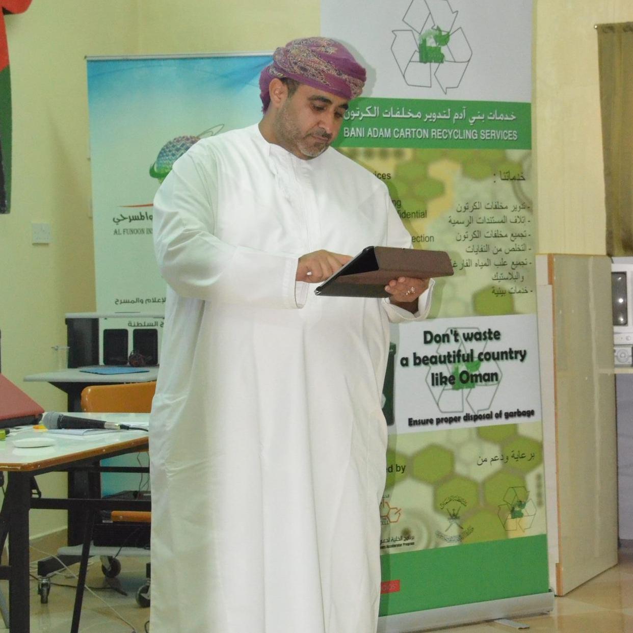 صاحب مشروع خدمات بني آدم لتدوير مخلفات الكرتون. CEO & founder of Bani Adam recycling Oman