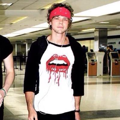 Here's a free follow for you! Please follow @Irwinilicious and @5sosFamXx2 ! Have a wonderful day!
