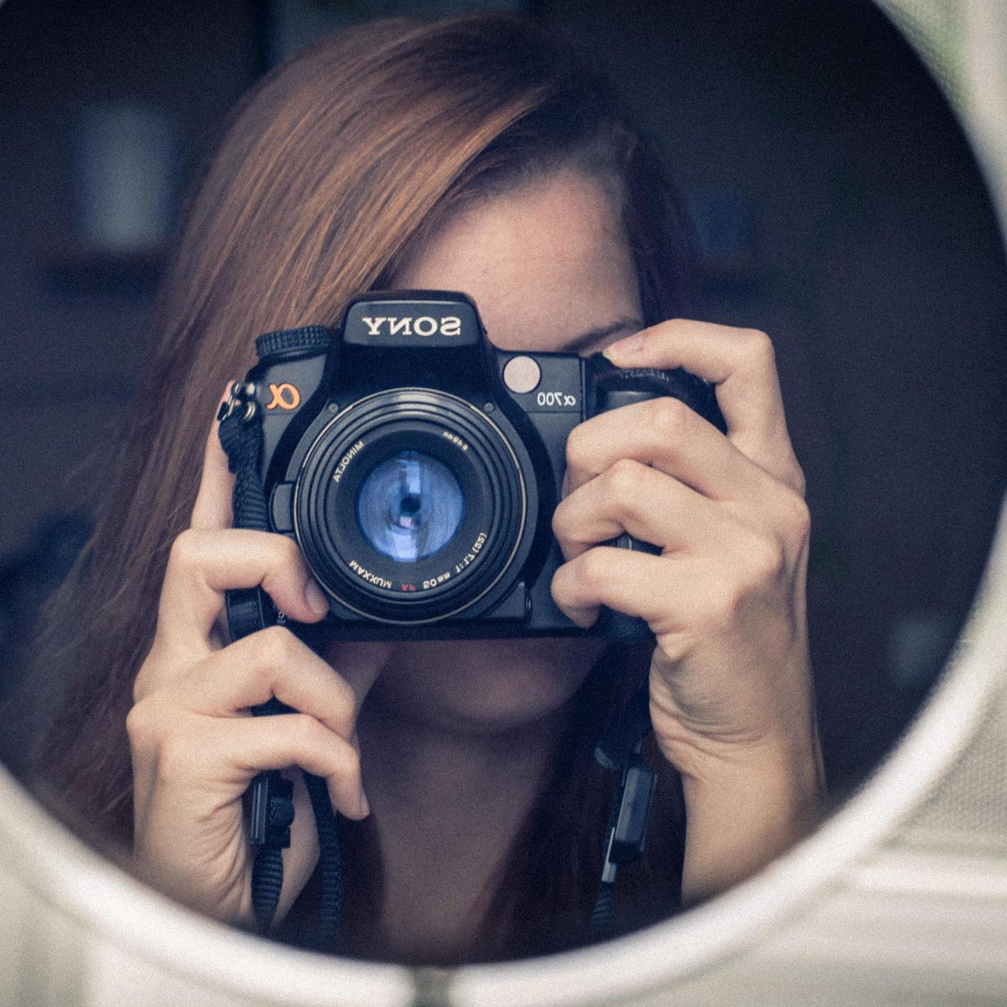 I'm a writer and photographer for http://t.co/6lz8eEZ7qV, and I love helping people. :)